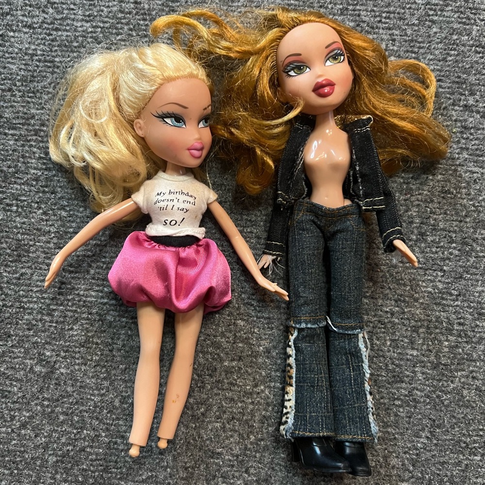 Vtg Bratz Dolls Lot Of Two Clothing READ blonde Blue Hazel Eyes Cloe